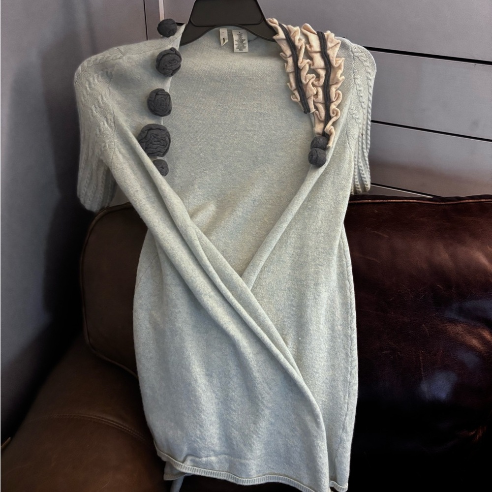 Elegant Light Gray Knit Sweater with Floral Accents